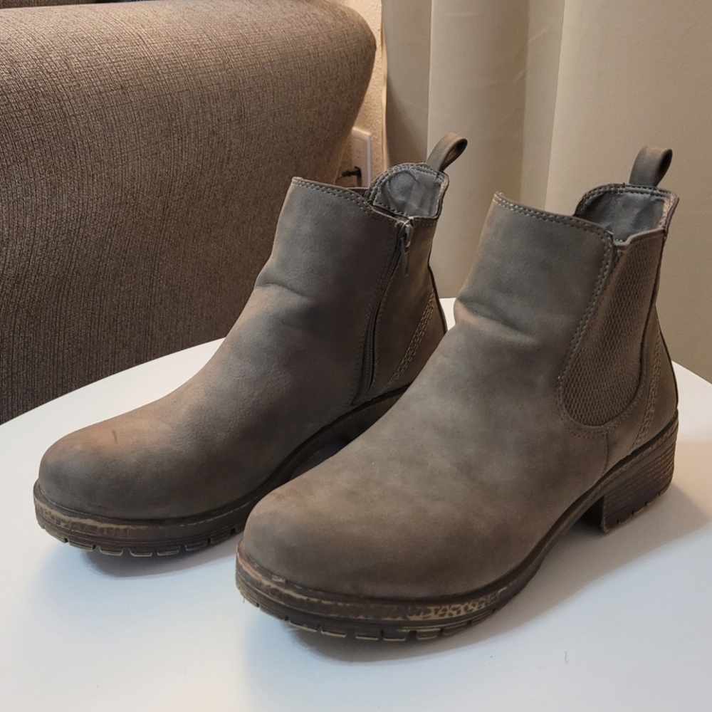 Maurices Anna Chelsea Gray Ankle Booties Size 8.5